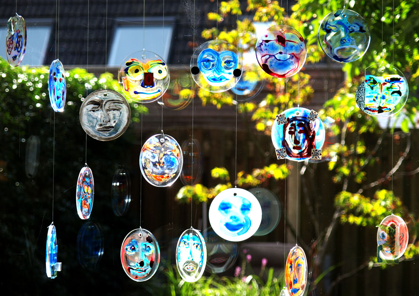 Levenscycli Gea Zwart Gerecycled plexiglas mixed emotions voor het raam