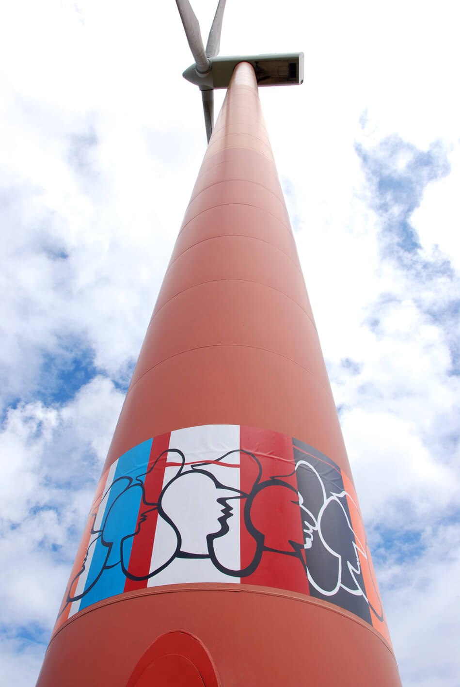 Kunst op een windmolen Gea Zwart winnaar Nuon Vattenfall bubbleprojects schilderkunst rond mast van een windmolen