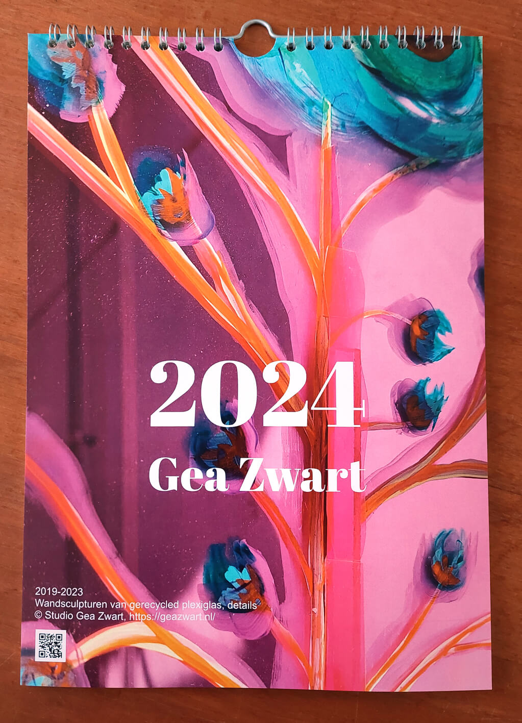 Kunst kalender 2024 voorzijde op tafel Gea Zwart