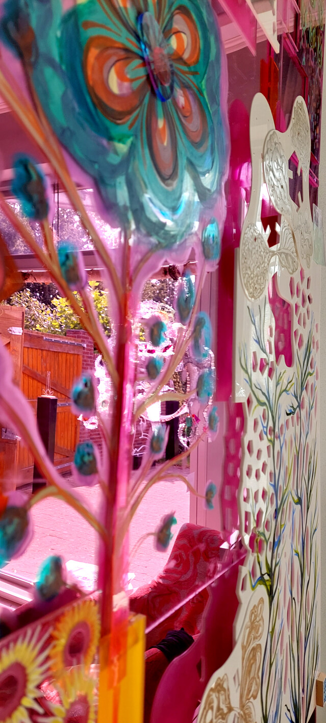 Kunst aan de Vaart Assen art route 2024 Recycle art Gea Zwart detail pink artwork See You in Paradise 